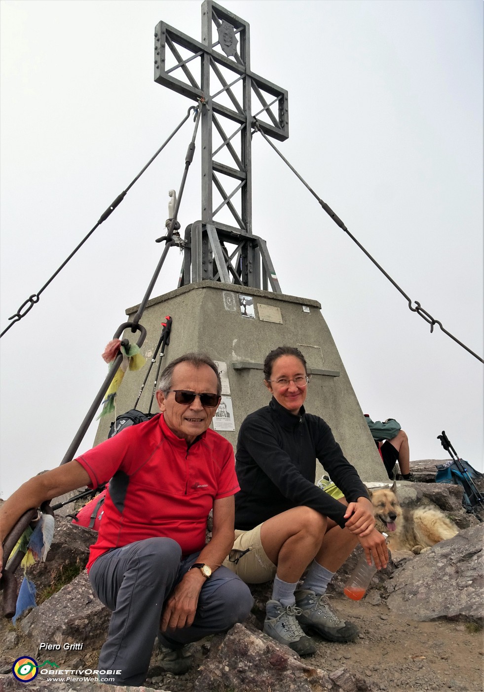 02  Alla croce di vetta del Pizzo Tre Signori (2554 m) dopo lunga salita di 4 ore e mezza su dislivello di oltre 1600 m.JPG -                                